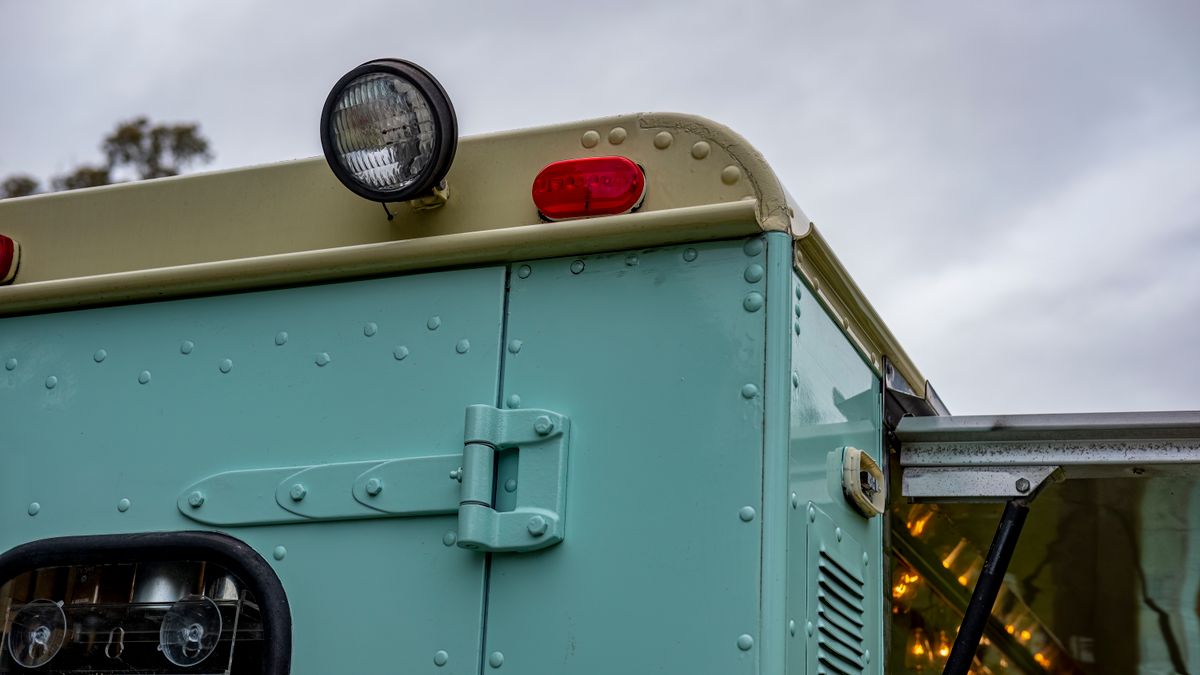 Vue détaillée d'un food truck avec son comptoir de service, illustration d'une prestation food truck professionnelle