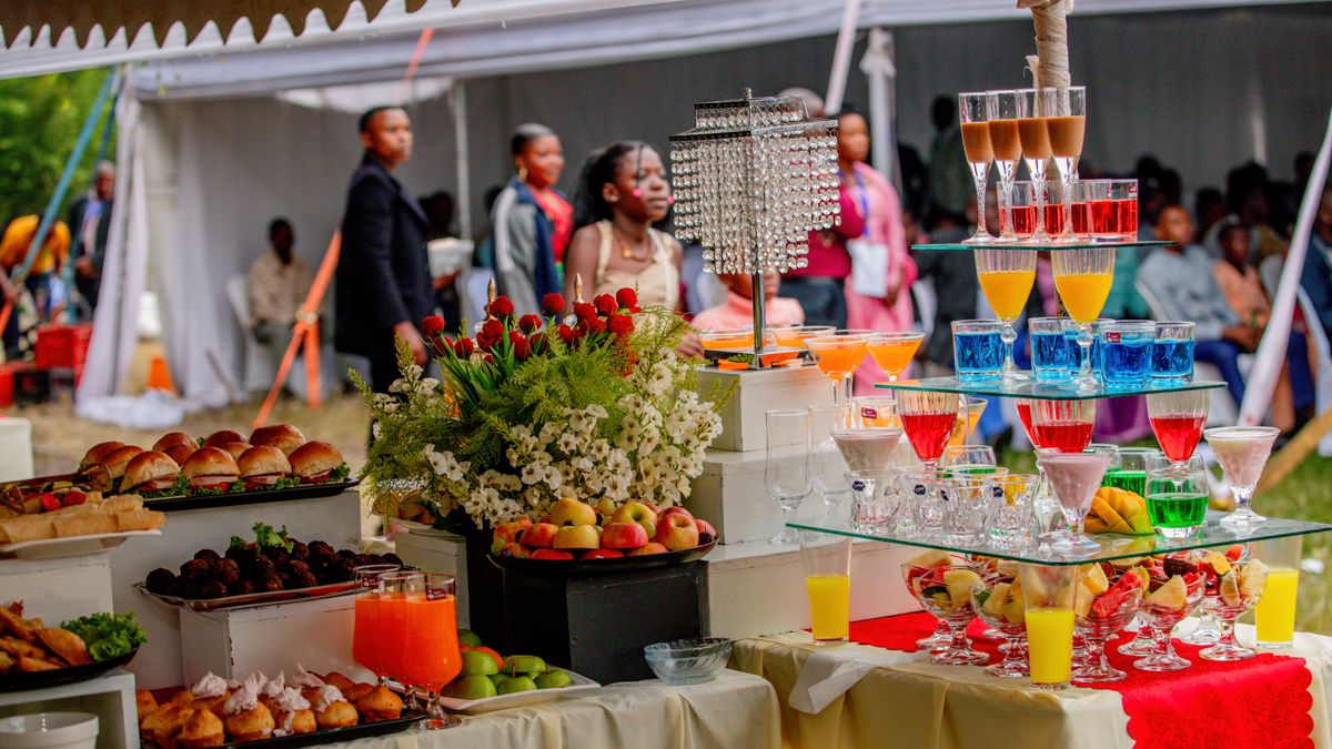 Buffet extérieur coloré dressé pour une réception de mariage en plein air