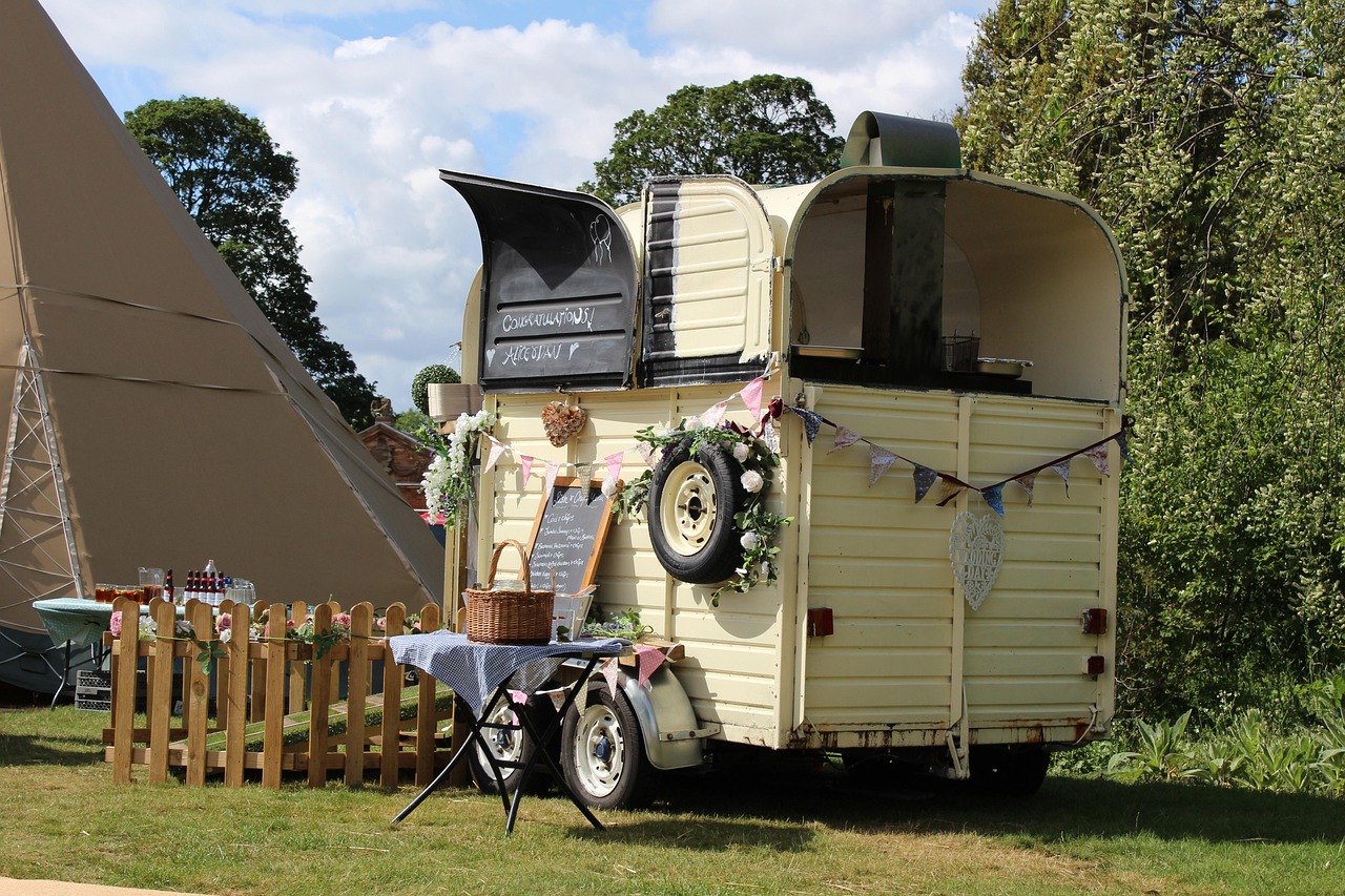 Camion de restauration food truck garé lors d'une réception de mariage en extérieur