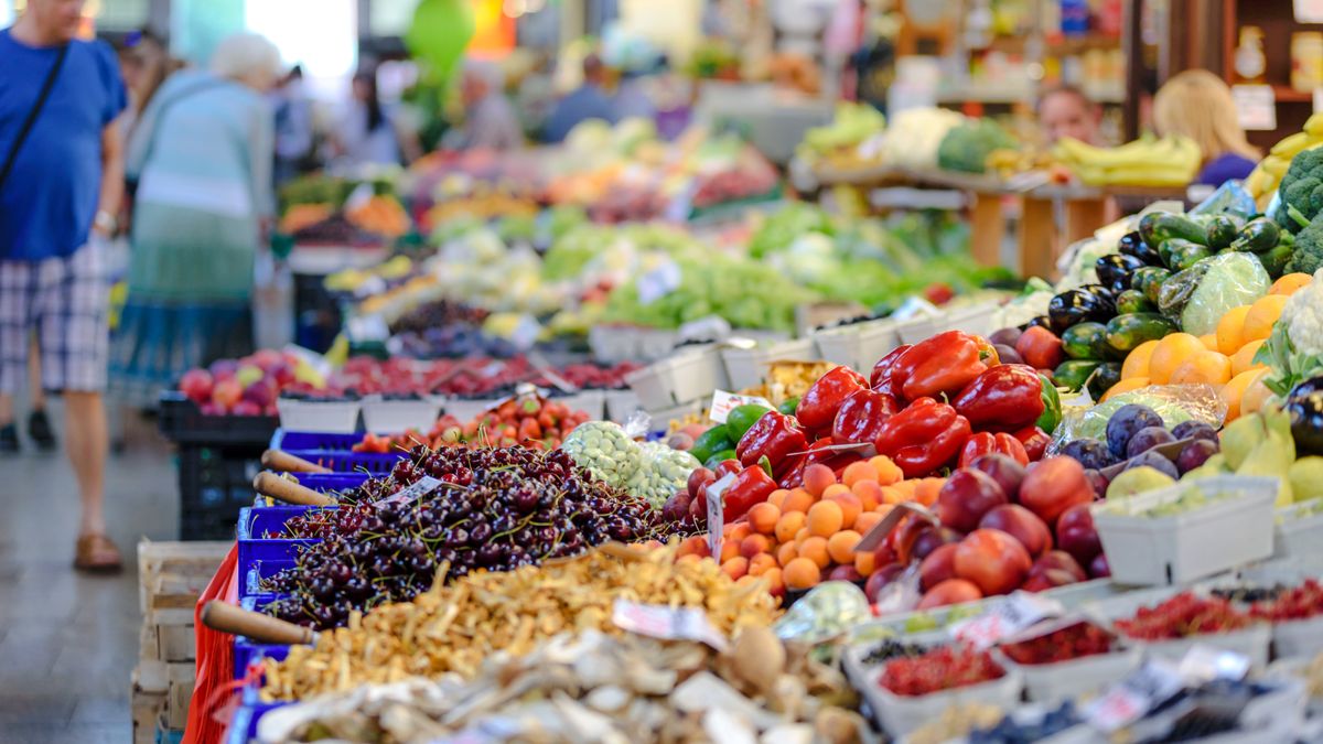 Étal de fruits et légumes frais sur un marché de producteurs locaux, symbole des circuits courts